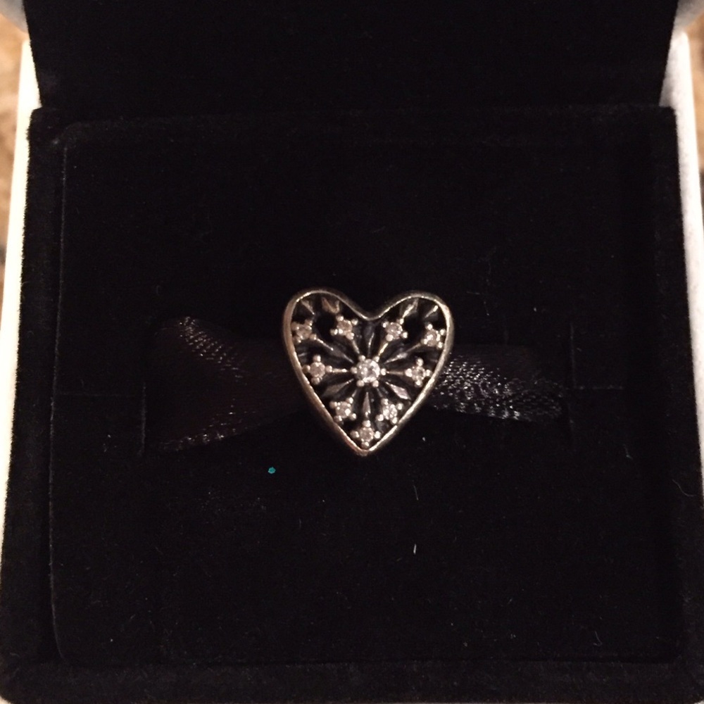 PANDORA's Heart Of Winter charm